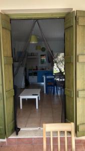 widok na kuchnię i stół w pokoju w obiekcie Marilena Apartment Olive Tree w mieście Gavalochori