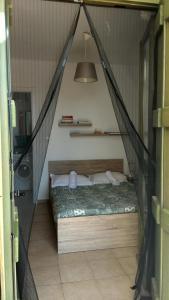 sypialnia z łóżkiem z siecią w obiekcie Marilena Apartment Olive Tree w mieście Gavalochori