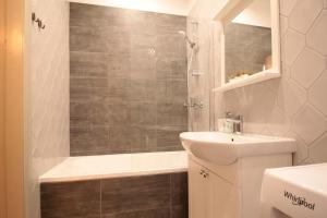 Koupelna v ubytování Charming 1BR apartment with bath in Quiet center of Riga
