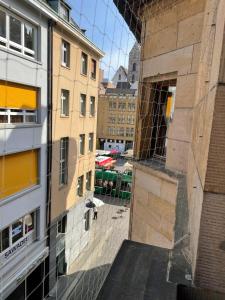 een uitzicht op een gebouw in aanbouw in een stad bij Apartment Marktplatz 2 in Bazel