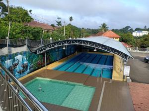 una vista aérea de una piscina con un edificio en BerataStay @ Segamat en Segamat