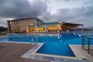 einem großen Pool vor einem Gebäude in der Unterkunft BURHAN'S HOTEL in Rizokarpaso