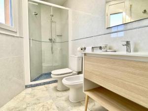 La salle de bains est pourvue de toilettes, d'une douche et d'un lavabo. dans l'établissement Impresionantes Vistas Mar en el centro de Begur, à Begur