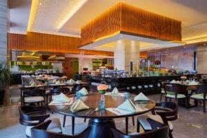 a dining room with tables and chairs in a restaurant at Wanda Realm Chifeng Hotel in Chifeng