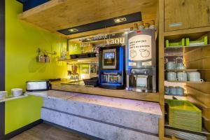 cocina con barra y cafetería en B&B HOTEL Cannes Mouans Sartoux en Mouans-Sartoux