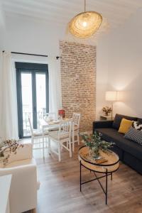 un soggiorno con divano e tavolo di O&L Puñonrostro Bright Minimalist Central Home a Siviglia