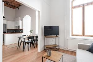 TV a/nebo společenská místnost v ubytování 2ndhomes Tampere "Klingendahl" Apartment - Historical Apt with Sauna & Free Parking