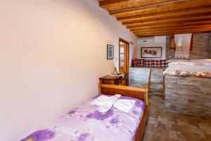 1 dormitorio con 2 camas en una casa en Maria Studios, en Cherronisos