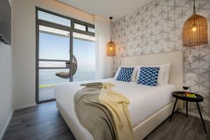 Ein Bett oder Betten in einem Zimmer der Unterkunft Ein Gev Holiday Resort