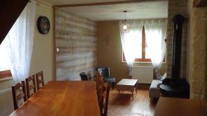 une salle à manger avec une table et des chaises et un salon dans l'établissement Gite Rammelstein, à Ribeauvillé 16 autres photos