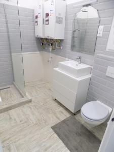 Koupelna v ubytování A10 Alkotmány B Apartment