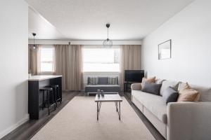 ein Wohnzimmer mit einem Sofa und einem Tisch in der Unterkunft 2ndhomes Tampere "Otavala" Apartment - Just Renovated - Hosts 8 in Tampere