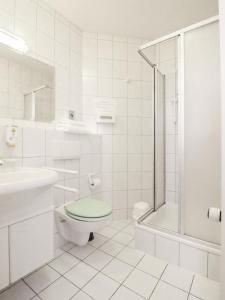 Koupelna v ubytování Hotel Haus Borkum + 65 fotografií