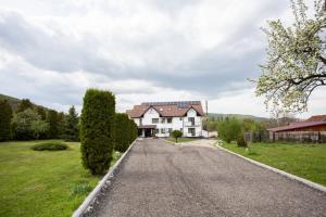a house on a gravel road at Pensiunea Poarta Apusenilor in Moldoveneşti