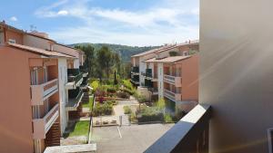 - une vue depuis le balcon d'un immeuble dans l'établissement Le Lavandin - T3 Piscine & Climatisation, à Gréoux-les-Bains