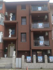un edificio de apartamentos con una escalera delante en Морската Къща, en Tsarevo