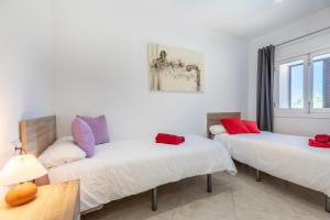 Posteľ alebo postele v izbe v ubytovaní Ariany - 38358-9 Mallorca