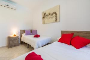 Posteľ alebo postele v izbe v ubytovaní Ariany - 38358-9 Mallorca