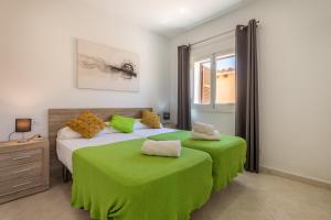 Posteľ alebo postele v izbe v ubytovaní Ariany - 38358-9 Mallorca