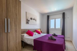 Posteľ alebo postele v izbe v ubytovaní Ariany - 38358-9 Mallorca