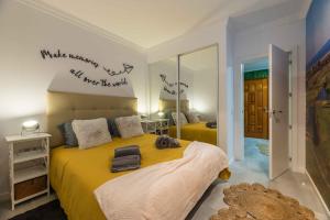 - une chambre avec 2 lits et un grand miroir dans l'établissement Salgados 2-Bedroom Apartment - 900m from the Beach - Wifi, à Guia
