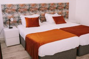 Rúm í herbergi á Top'Otel