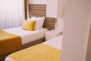Rúm í herbergi á Top'Otel