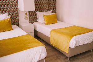 Rúm í herbergi á Top'Otel