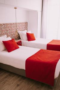 Rúm í herbergi á Top'Otel