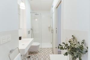 bagno bianco con servizi igienici e lavandino di O&L Puñonrostro Bright Minimalist Central Home a Siviglia