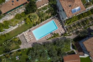 Bazén v ubytování Hotel Livia nebo v jeho okolí