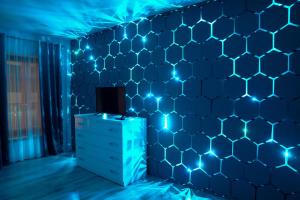 - une chambre avec un mur recouvert de lumières bleues dans l'établissement Pensiunea Danubio, à Dunavăţu de Jos