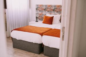 Rúm í herbergi á Top'Otel