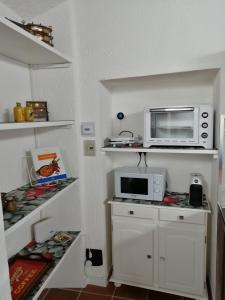 A kitchen or kitchenette at Il Sasso appartamento