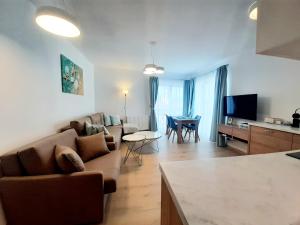 sala de estar con sofá y mesa en Apartamenty Aleksandry _ Flotylla en Świnoujście