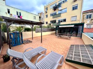 - un patio avec deux chaises et une table dans l'établissement Flores Terrace Apartment, à Lisbonne