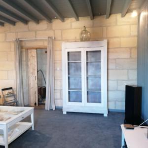 um quarto com uma porta branca e uma janela em Le Marronnier em Saint-Vincent-de-Pertignas