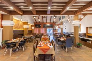 En restaurant eller et andet spisested på Hotel Manang