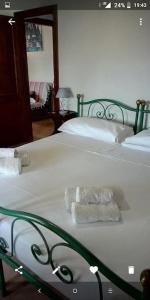 een bed met twee handdoeken erop bij Appartamento vista Parco Tepilora in Torpè
