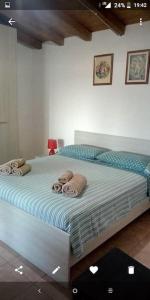 een slaapkamer met een groot bed met blauwe lakens bij Appartamento vista Parco Tepilora in Torpè