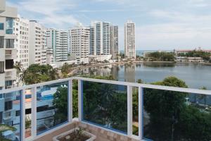 balkon z widokiem na rzekę i budynki w obiekcie Apartamento tranquilo con hermosas vistas w mieście Cartagena de Indias