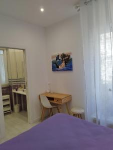 sypialnia z łóżkiem, biurkiem i lustrem w obiekcie B&B Molo Partenope w mieście Neapol