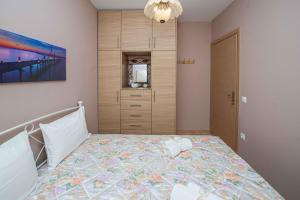 1 dormitorio con 1 cama y TV en una habitación en Darmanin Αpartment 4 Gyalos Corfu, en Astrakeri