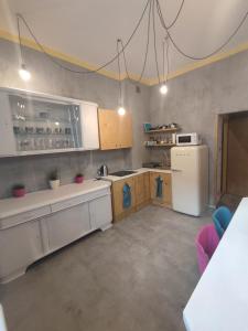 A kitchen or kitchenette at DomiApart