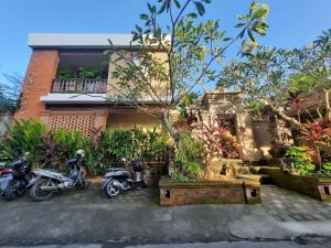 due moto parcheggiate di fronte a una casa di Sahadewa House ad Ubud