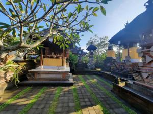 um pátio com um altar baptismificialificialificialificialificialificialificialificial em Sahadewa House em Ubud