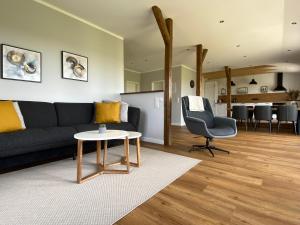 sala de estar con sofá y mesa en Ferienwohnung Watt'n Ausblick en Simonsberg