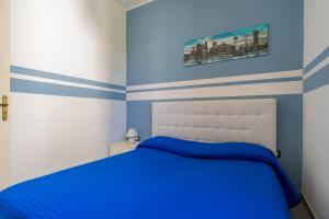 ガリポリにあるVilla Andromeda by BarbarHouseの青いベッドルーム(青と白のストライプのベッド付)