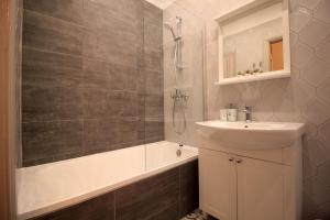 Koupelna v ubytování Charming 1BR apartment with bath in Quiet center of Riga + 16 fotografií