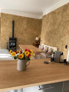 a living room with a table with a vase of flowers at Loft Àpropos in Sankt Georgen an der Stiefing